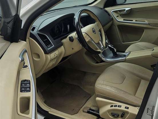 VOLVO-XC60-2.4 D5 KINETIC DIESEL AWD 4P AUTOMÁTICO VOLVO-XC60-2017