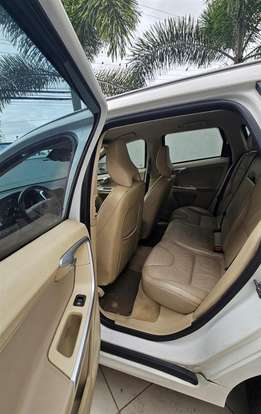 VOLVO-XC60-2017