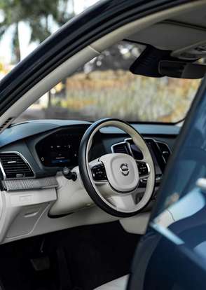 VOLVO-XC90-2023