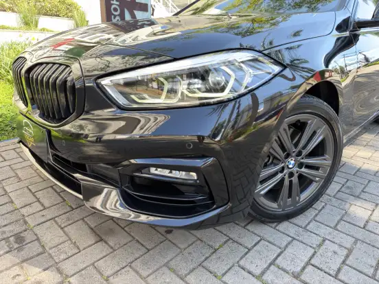 BMW-118i-2021