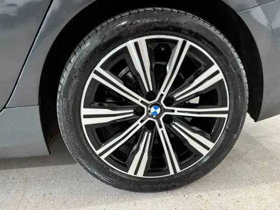 BMW-320i-2021
