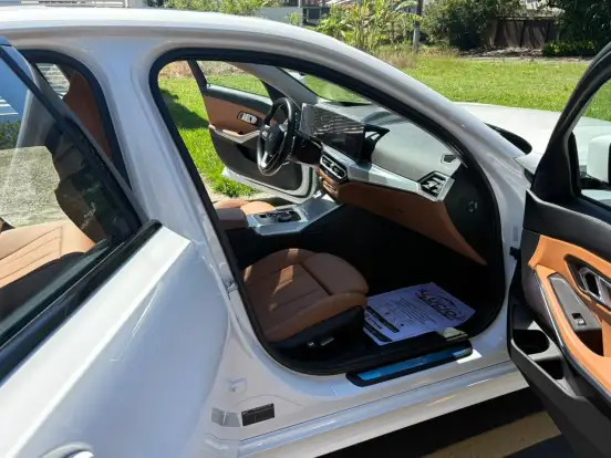 BMW-320i-2023