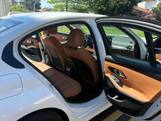 BMW-320i-2023