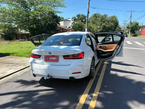 BMW-320i-2023