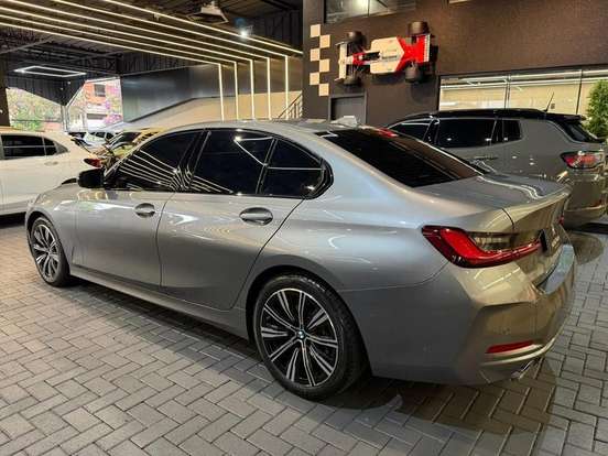 BMW-320i-2022