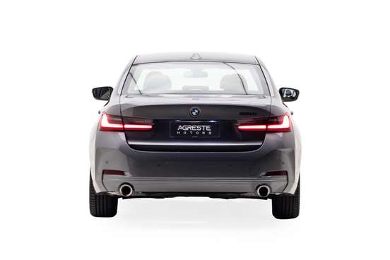 BMW-320i-2022