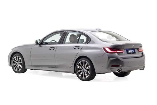 BMW-320i-2022