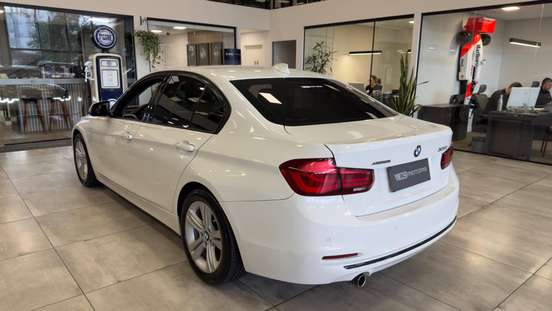BMW-320i-2018