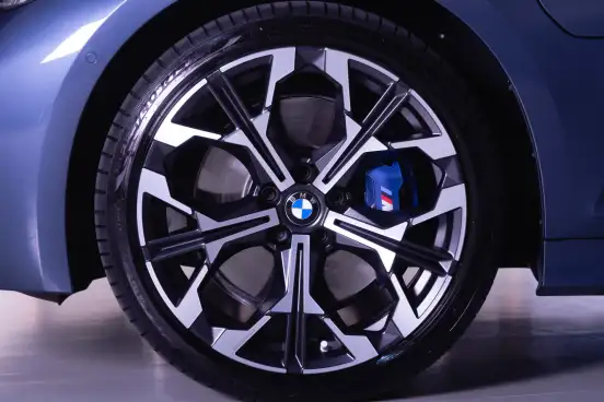 BMW-330e-2025