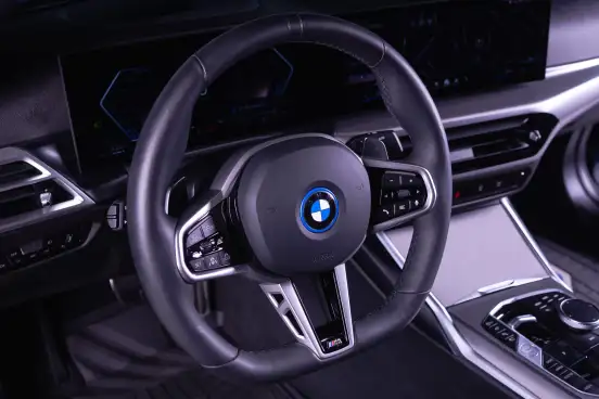 BMW-330e-2025