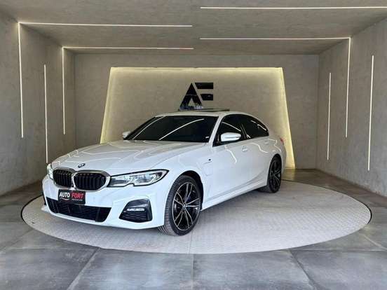 BMW-330e-2020