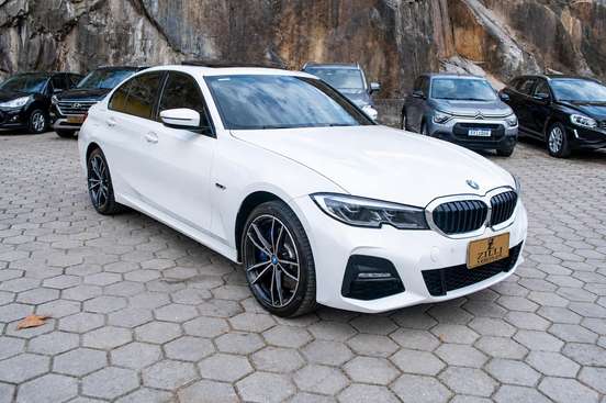 BMW-330e-2022