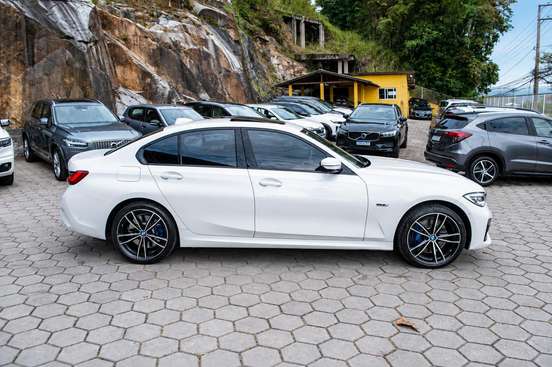 BMW-330e-2022