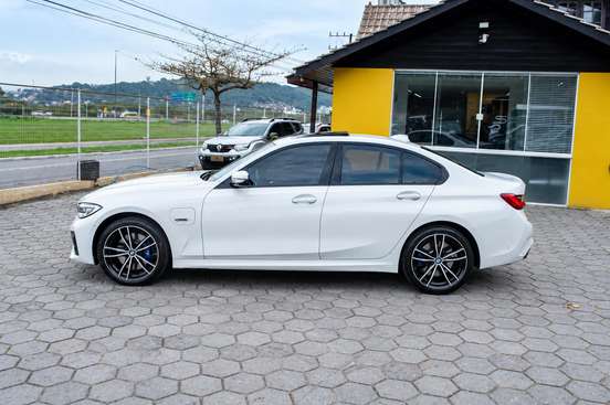 BMW-330e-2022