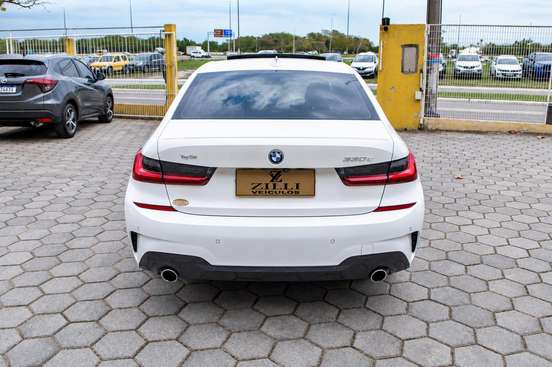 BMW-330e-2022