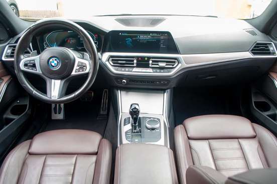 BMW-330e-2022