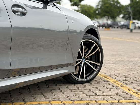BMW-330e-2024