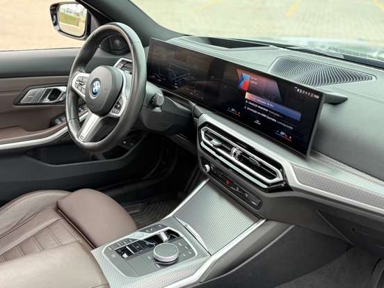 BMW-330e-2024