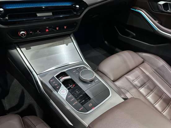 BMW-330e-2024