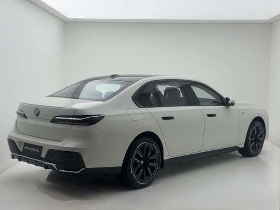BMW-i7-2023