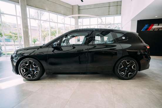 BMW-iX-2024