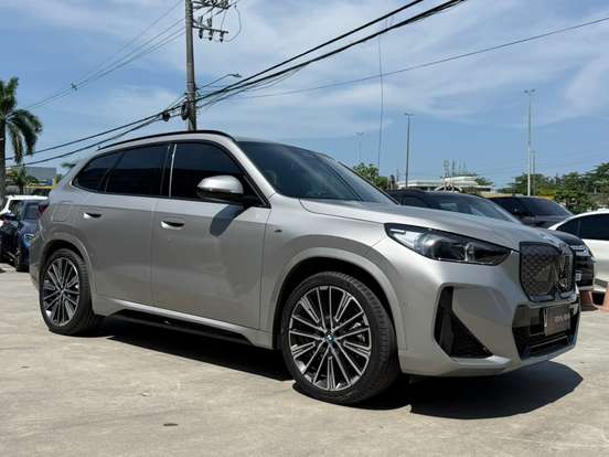 BMW-iX1-2025