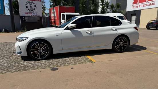 BMW-320i-2023