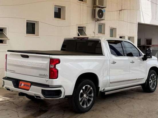 CHEVROLET-SILVERADO-5.3 V8 GASOLINA 1500 HIGH COUNTRY 4X4 AUTOMÁTICO CHEVROLET-SILVERADO-2024