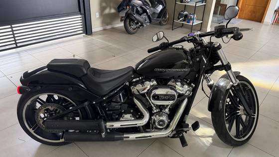 HARLEY-DAVIDSON SOFTAIL BREAKOUT 114 