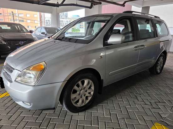 KIA-CARNIVAL-2008