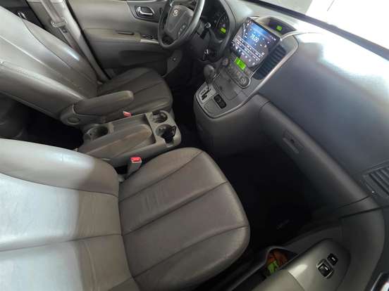 KIA-CARNIVAL-2008