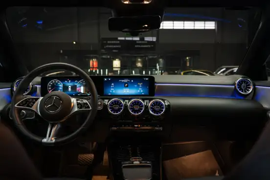 MERCEDES-BENZ-CLA 200-2025
