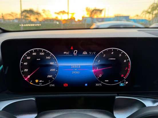 MERCEDES-BENZ-GLB 200-2024