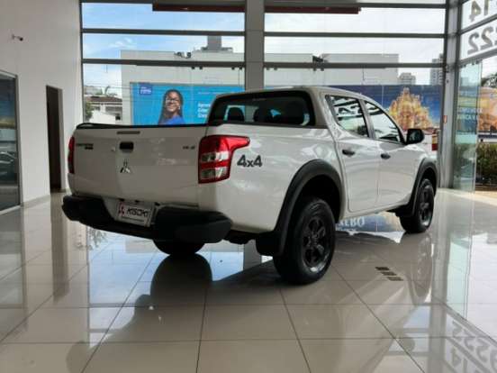 MITSUBISHI-L200 TRITON-2.4 16V TURBO DIESEL OUTDOOR GLS CD 4X4 AUTOMÁTICO MITSUBISHI-L200 TRITON-2024