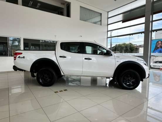 MITSUBISHI-L200 TRITON-2.4 16V TURBO DIESEL OUTDOOR GLS CD 4X4 AUTOMÁTICO MITSUBISHI-L200 TRITON-2024