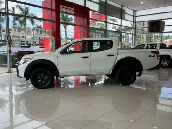 MITSUBISHI-L200 TRITON-2.4 16V TURBO DIESEL OUTDOOR GLS CD 4X4 AUTOMÁTICO MITSUBISHI-L200 TRITON-2024