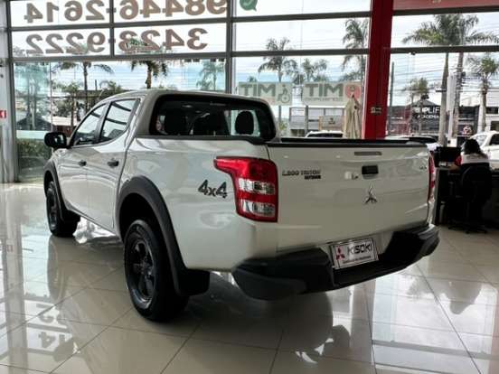 MITSUBISHI-L200 TRITON-2.4 16V TURBO DIESEL OUTDOOR GLS CD 4X4 AUTOMÁTICO MITSUBISHI-L200 TRITON-2024