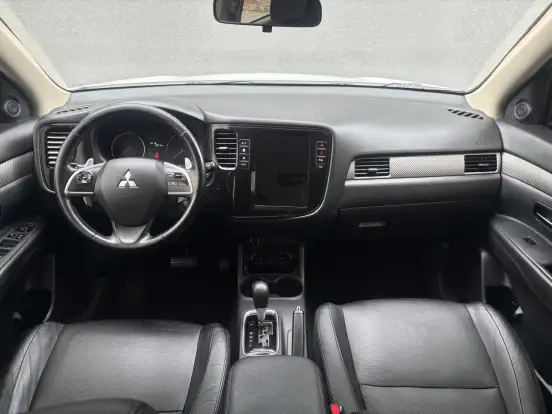 MITSUBISHI-OUTLANDER-2014