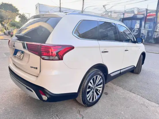 MITSUBISHI-OUTLANDER-2021