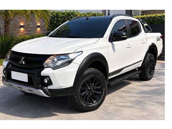 MITSUBISHI L200 TRITON 2.4 16V TURBO DIESEL SPORT HPE MOTORSPORTS CD 4P 4X4 AUTOMÁTICO