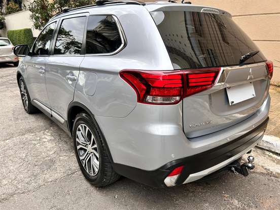 MITSUBISHI-OUTLANDER-3.0 GT 4X4 V6 24V GASOLINA 4P AUTOMÁTICO MITSUBISHI-OUTLANDER-2015