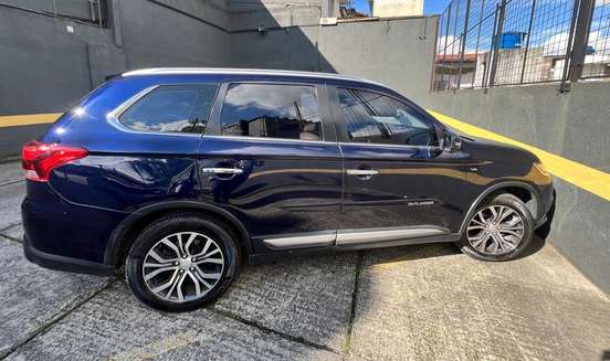 MITSUBISHI-OUTLANDER-3.0 GT 4X4 V6 24V GASOLINA 4P AUTOMÁTICO MITSUBISHI-OUTLANDER-2017
