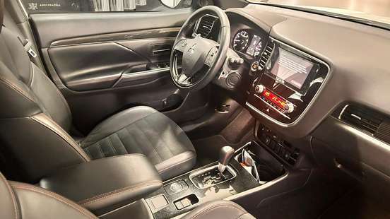MITSUBISHI-OUTLANDER-2021