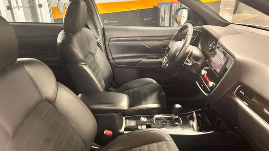MITSUBISHI-OUTLANDER-2021