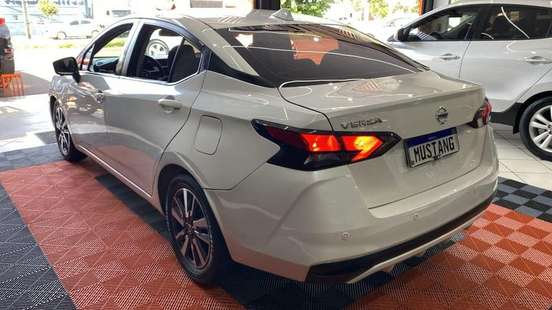 NISSAN-VERSA-2020