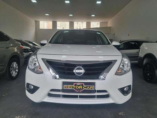 NISSAN-VERSA-2019