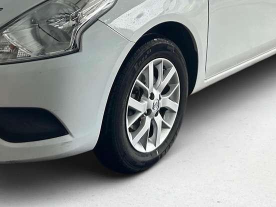 NISSAN-VERSA-2020