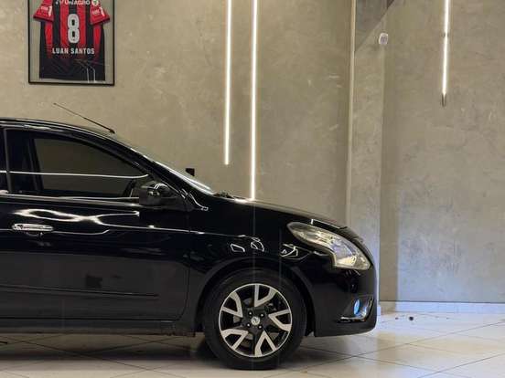 NISSAN-VERSA-2017
