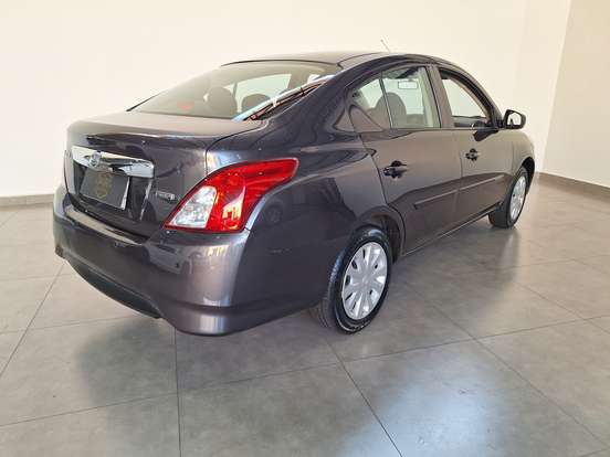 NISSAN-VERSA-2021