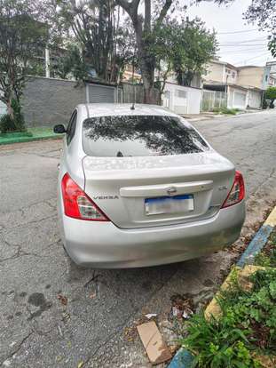 NISSAN-VERSA-2011